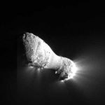 Núcleo del cometa 103P/Hartley con chorros que fluyen hacia fuera. Imagen tomada por la sonda Deep Impact el 4 de noviembre de 2010.